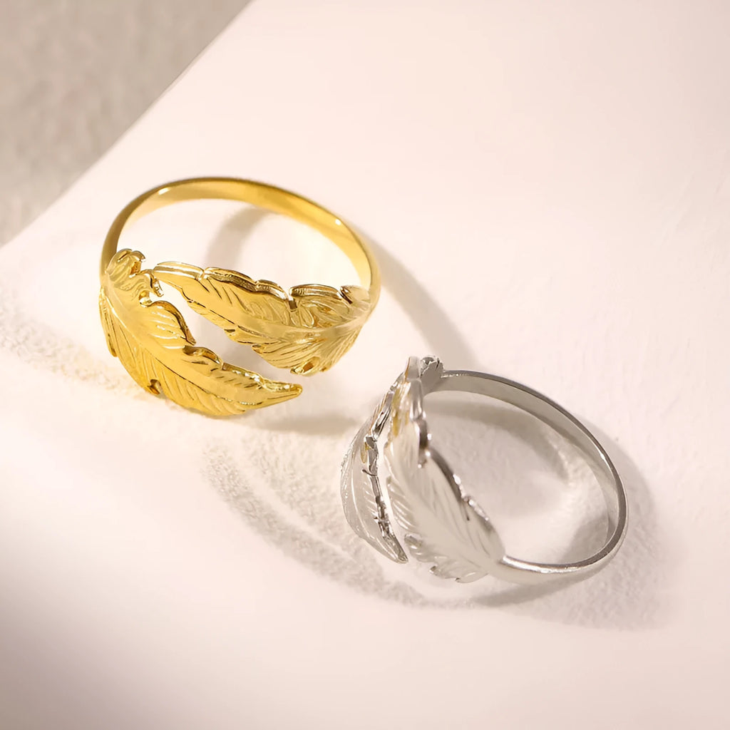 Adjustable feather ring in titanium steel with electroplated silver or gold finish