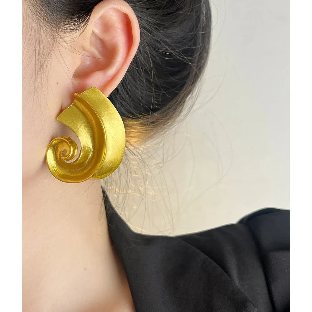 Retro geometric alloy ear studs in gold or silver colour, 5cm size.