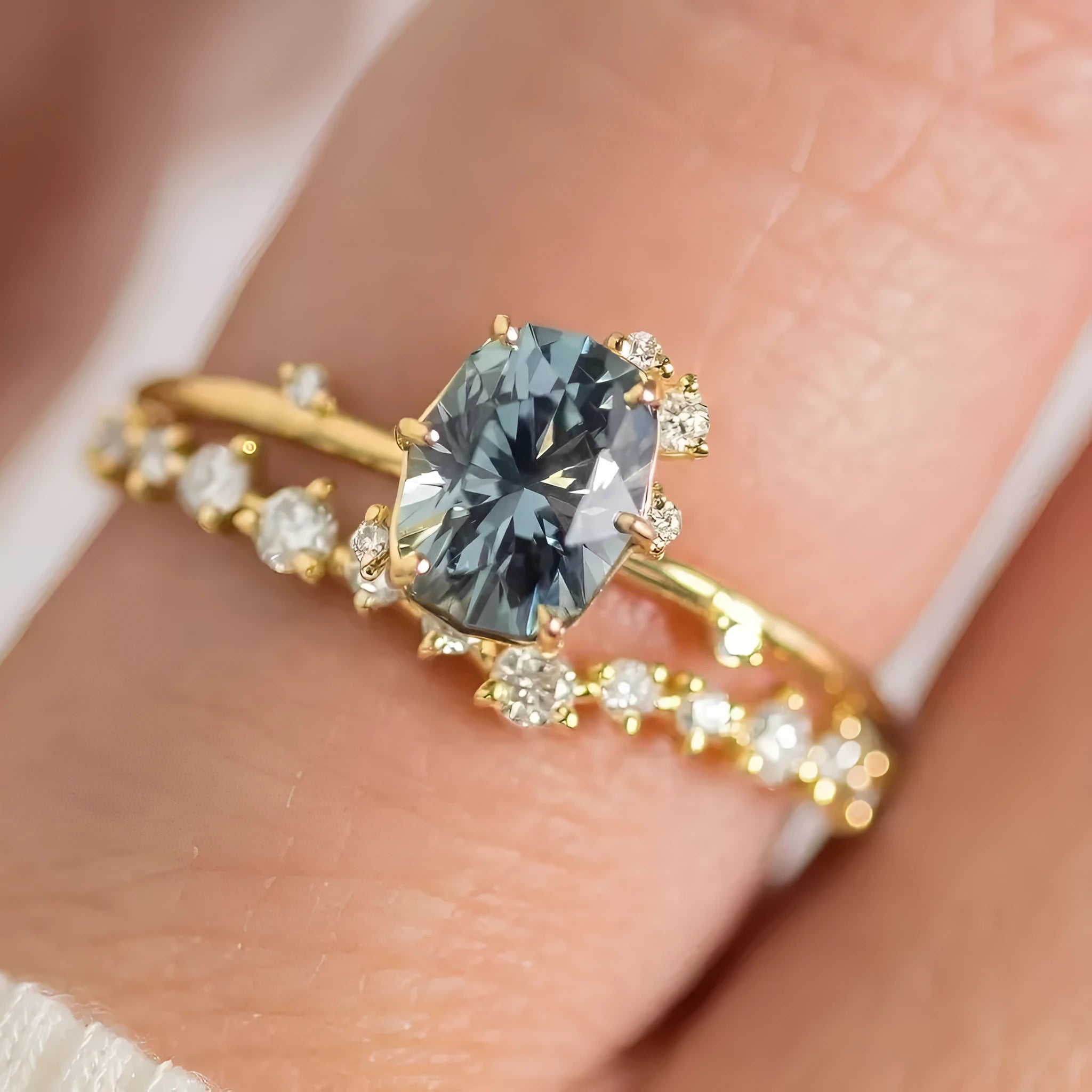 Gold-plated women's fashion ring with green zircon stone in flower-shaped setting
