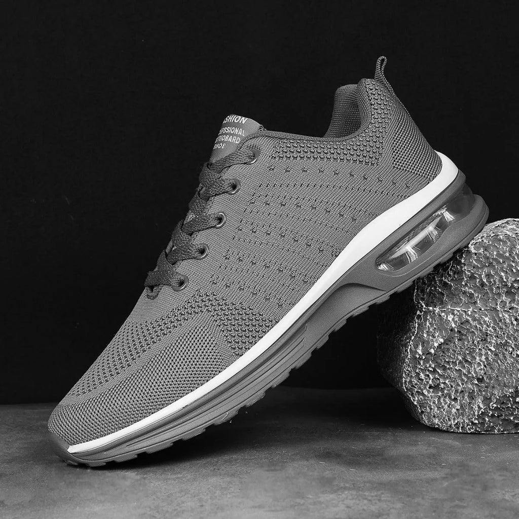 Casual Flyknit running shoes with mesh upper and round-toe design
