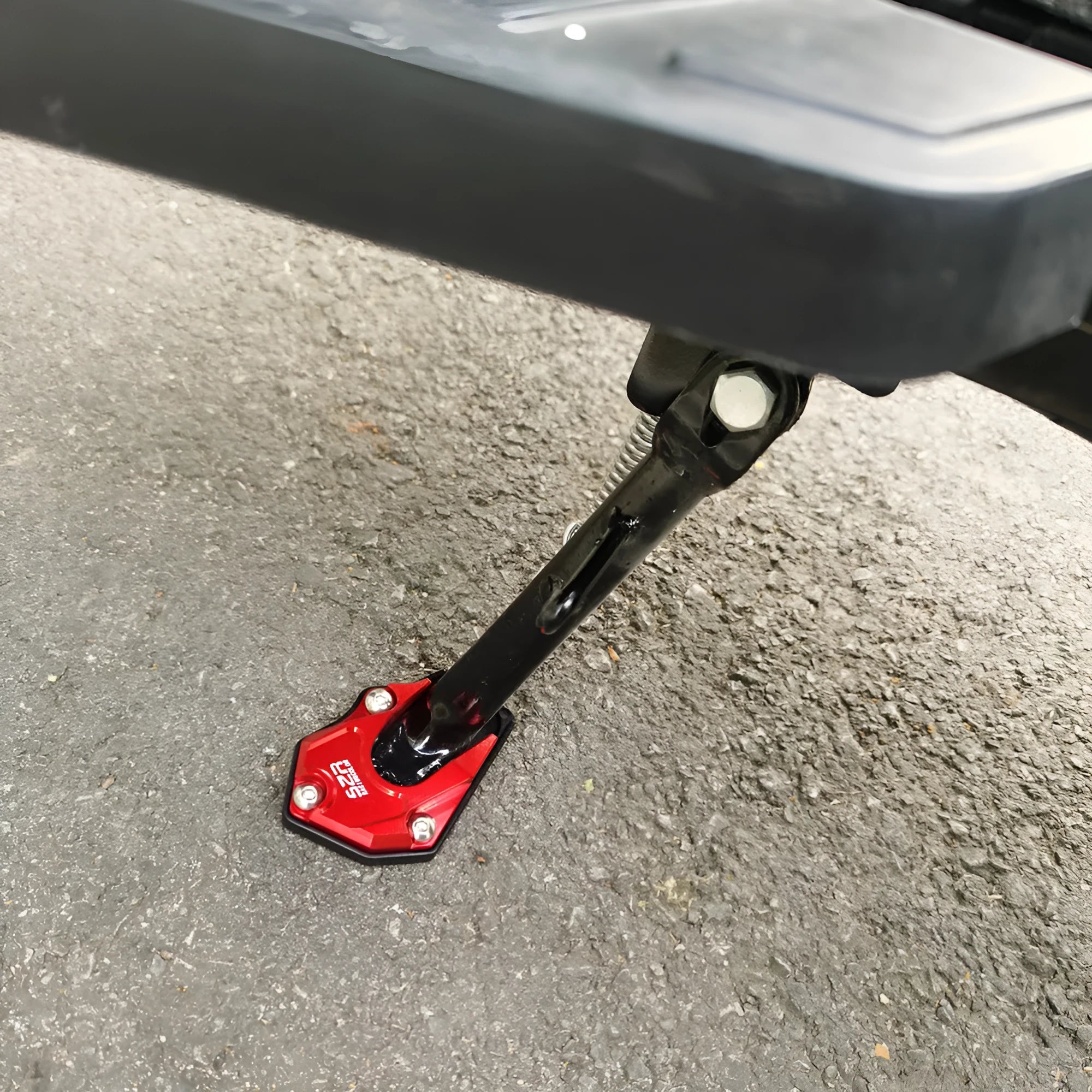 Thickened aluminium alloy side support pad bracket for New Continent Honda S07 electric car in black