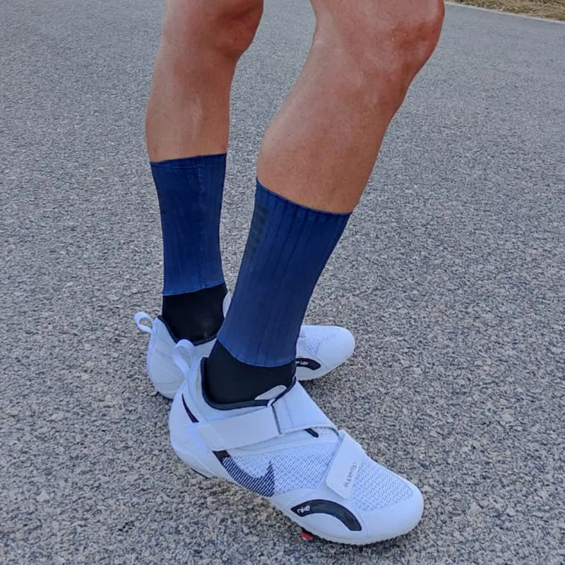 Cycling and running socks in six colour options with breathable moisture-absorbing fabric