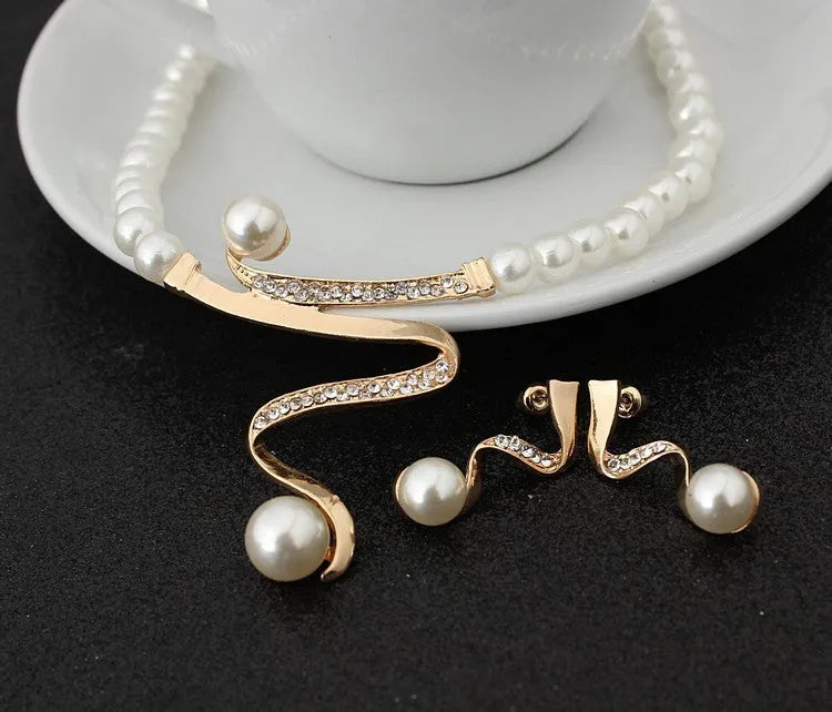 Gold electroplated pearl necklace and earrings suite with drop-shaped pendants and deep V clavicle design