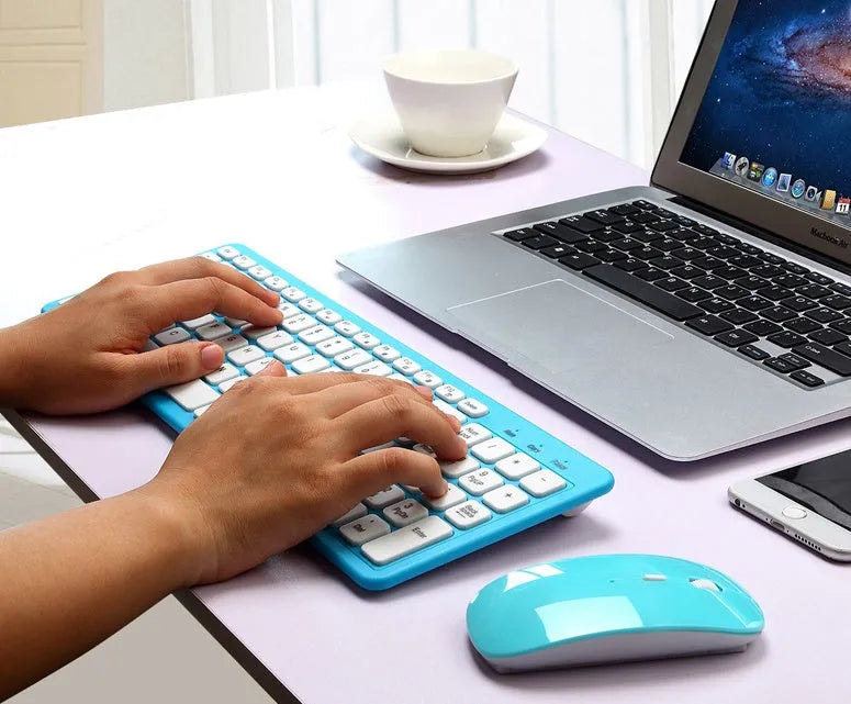 Wireless keyboard and mouse set in black plastic with 96-key keyboard and adjustable DPI mouse