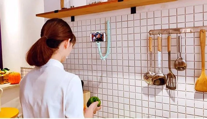 Flexible 62cm long rubber phone holder with suction cup mounted on a bicycle handlebar