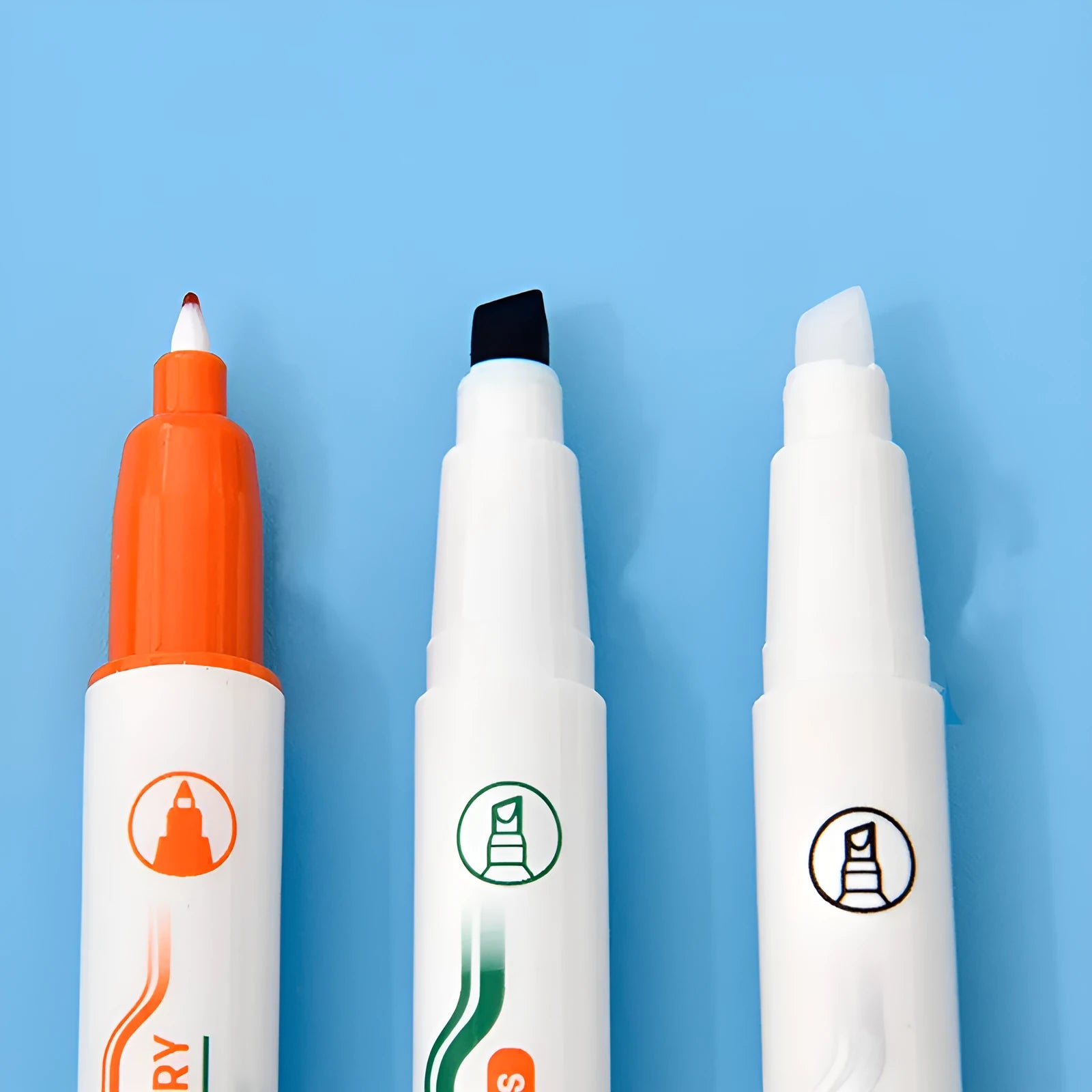 Green erasable highlighter pen set with plastic shell, slanted tip and card packaging
