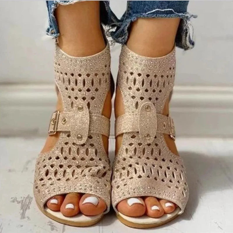 Women's artificial PU sandals with wedge heel and back zipper closure in beige colour