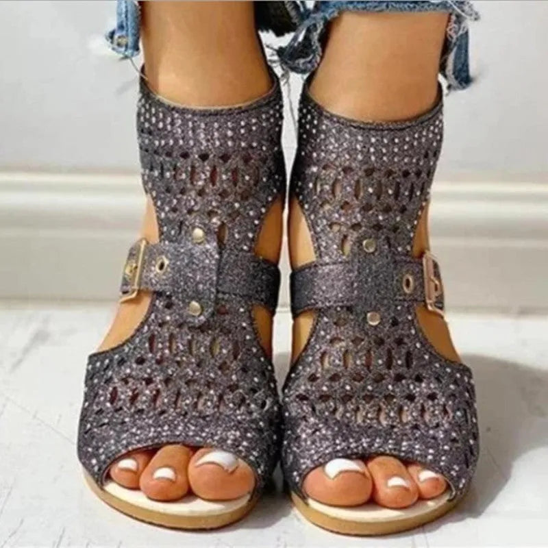 Women's artificial PU sandals with wedge heel and back zipper closure in beige colour