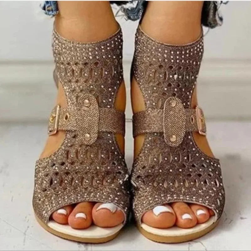 Women's artificial PU sandals with wedge heel and back zipper closure in beige colour