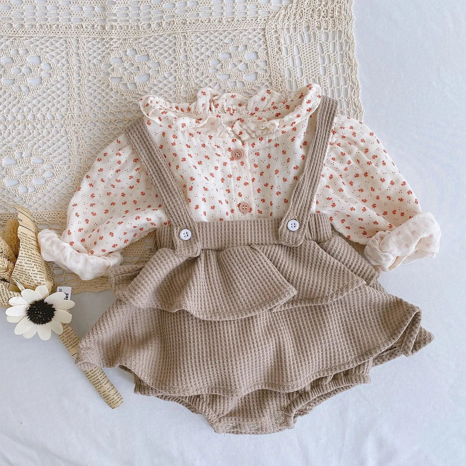 Cotton baby romper with triangle climb design and pleated lotus leaf style for 0-2 year olds