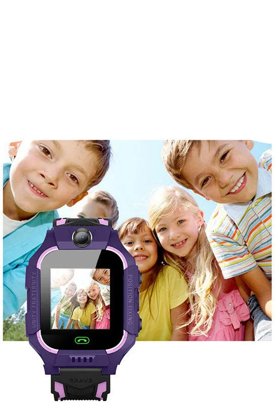 Z6 Q19 children's smart phone watch in green colour showing its 1.44-inch touch screen and wrist strap.