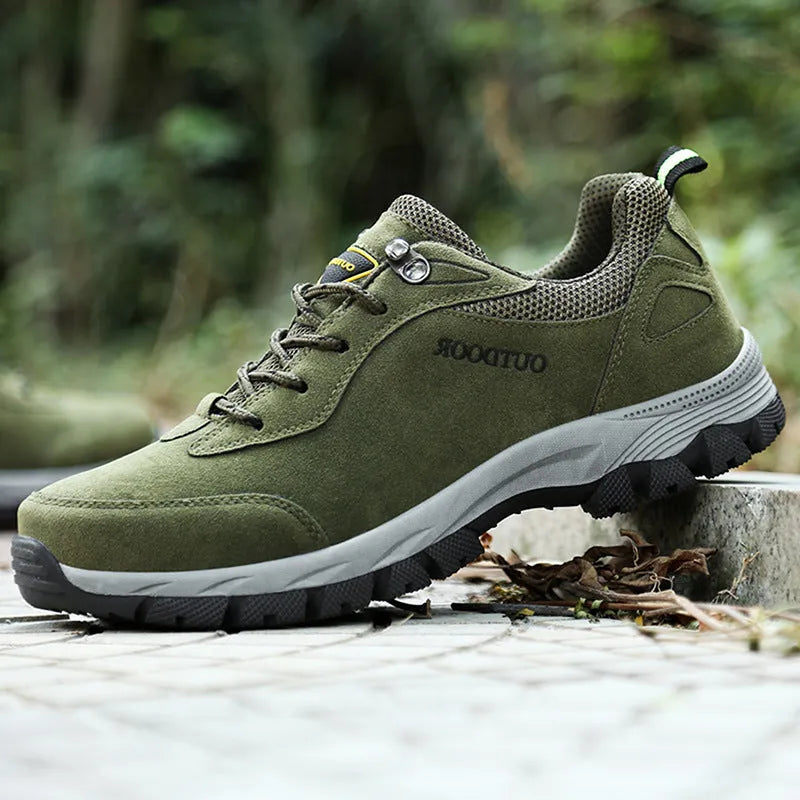 Men's low-cut casual hiking shoe in Army Green, available in sizes 39 to 49.