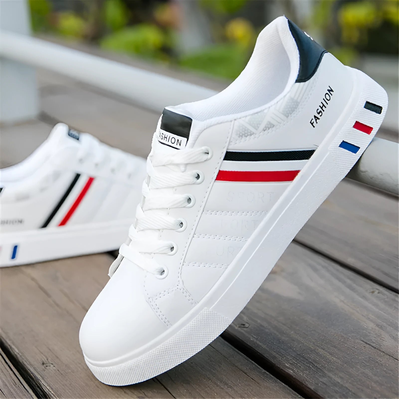 Men's classic lace-up sports shoes in black, shown on a size chart for sizes 39 to 44.