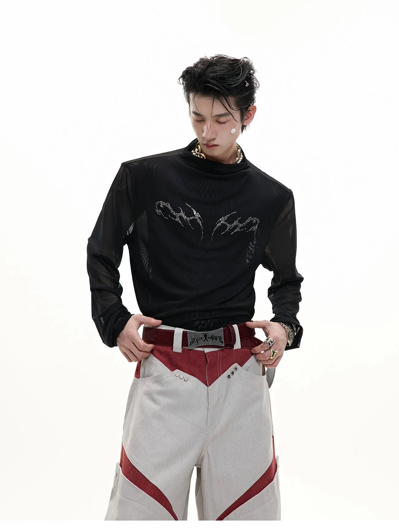 Man modelling a black slim-fit long sleeve mesh bottoming shirt with a textured ice-feel fabric.
