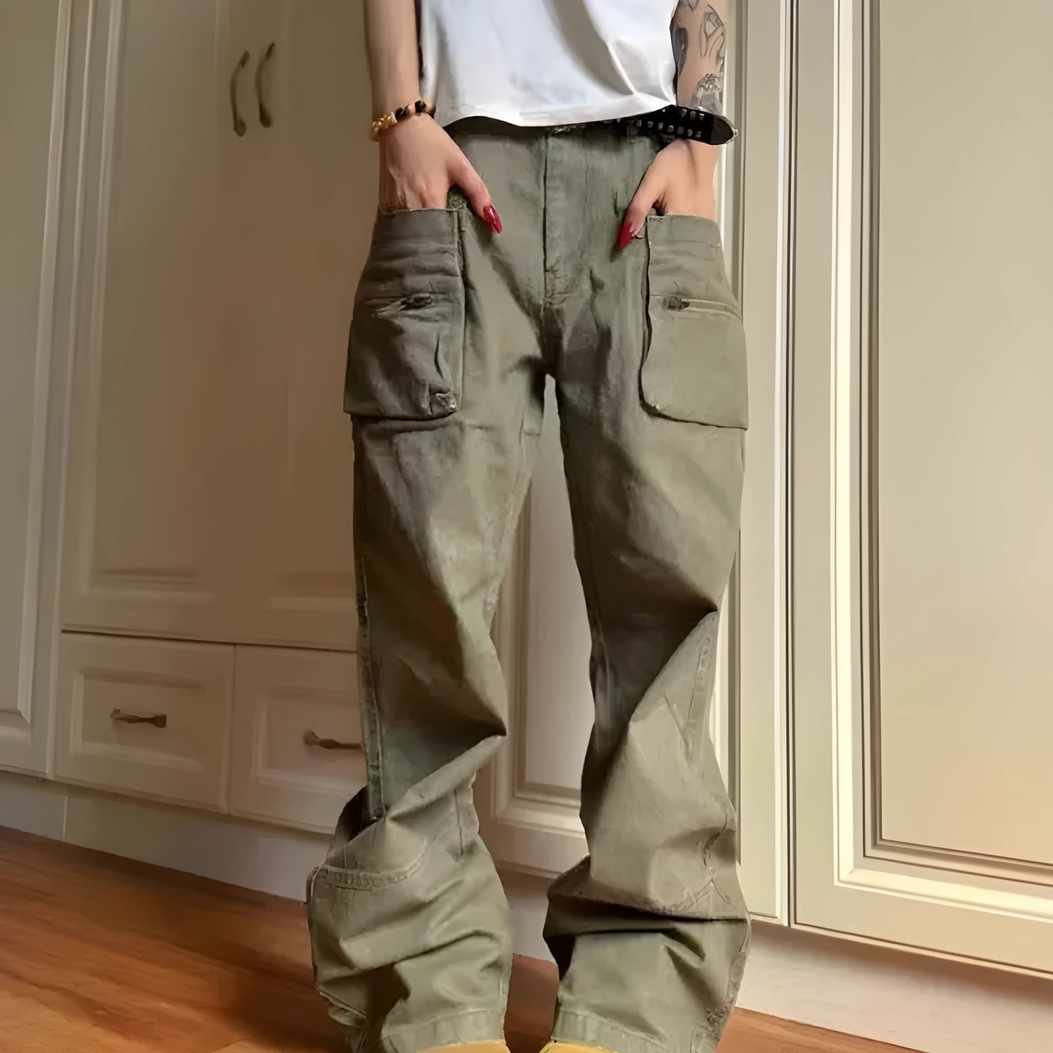 Green cotton casual pants with double zipper and pockets on a mid waist.