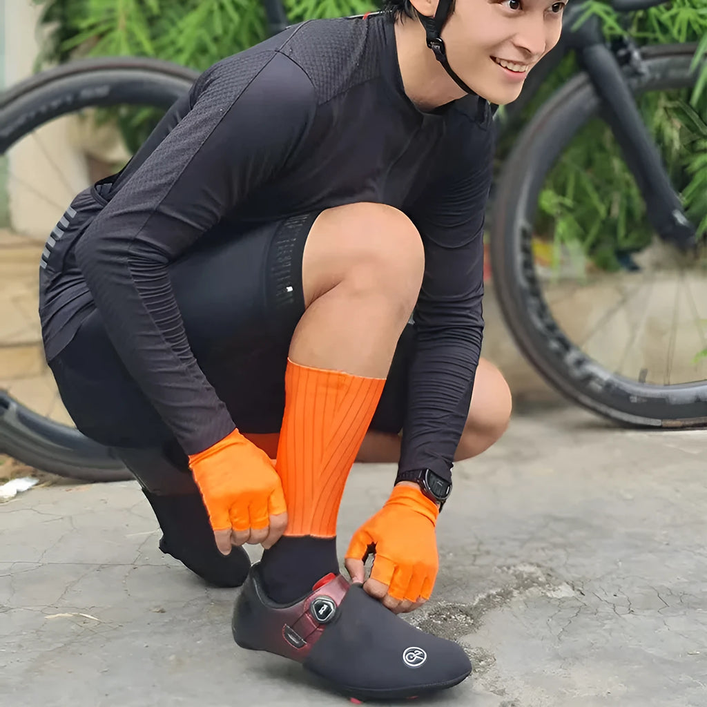 Cycling and running socks in six colour options with breathable moisture-absorbing fabric