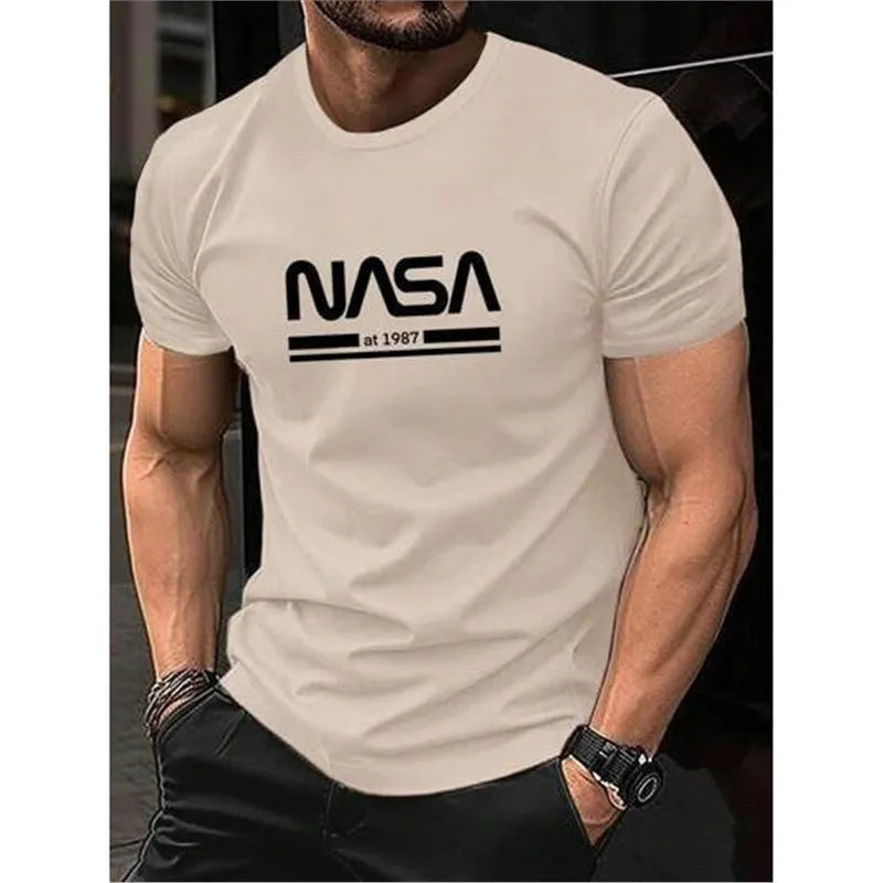 Men's slim-fit short sleeve cotton t-shirt in solid colour with straight cut design
