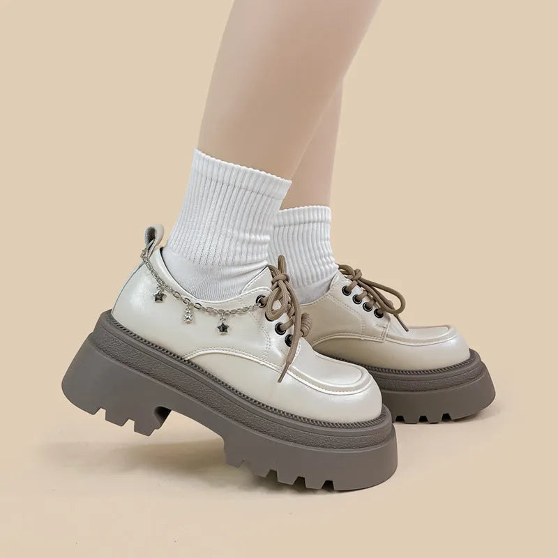 White platform leather shoes with chunky heel and front lace-up in Mary Jane style.