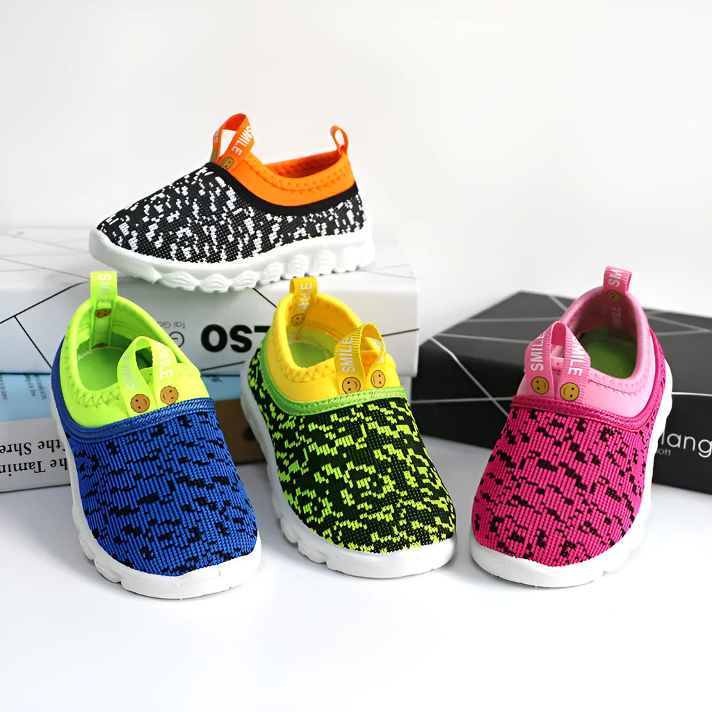 Mesh children's sports shoes in black with breathable hollow upper and PVC sole