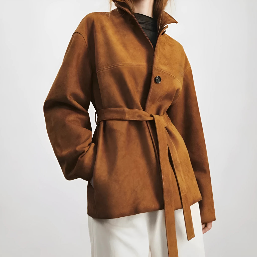 Mid-length loose-fit cashmere coat with a Peter Pan collar and leather stitching in Caramel Mocha colour.