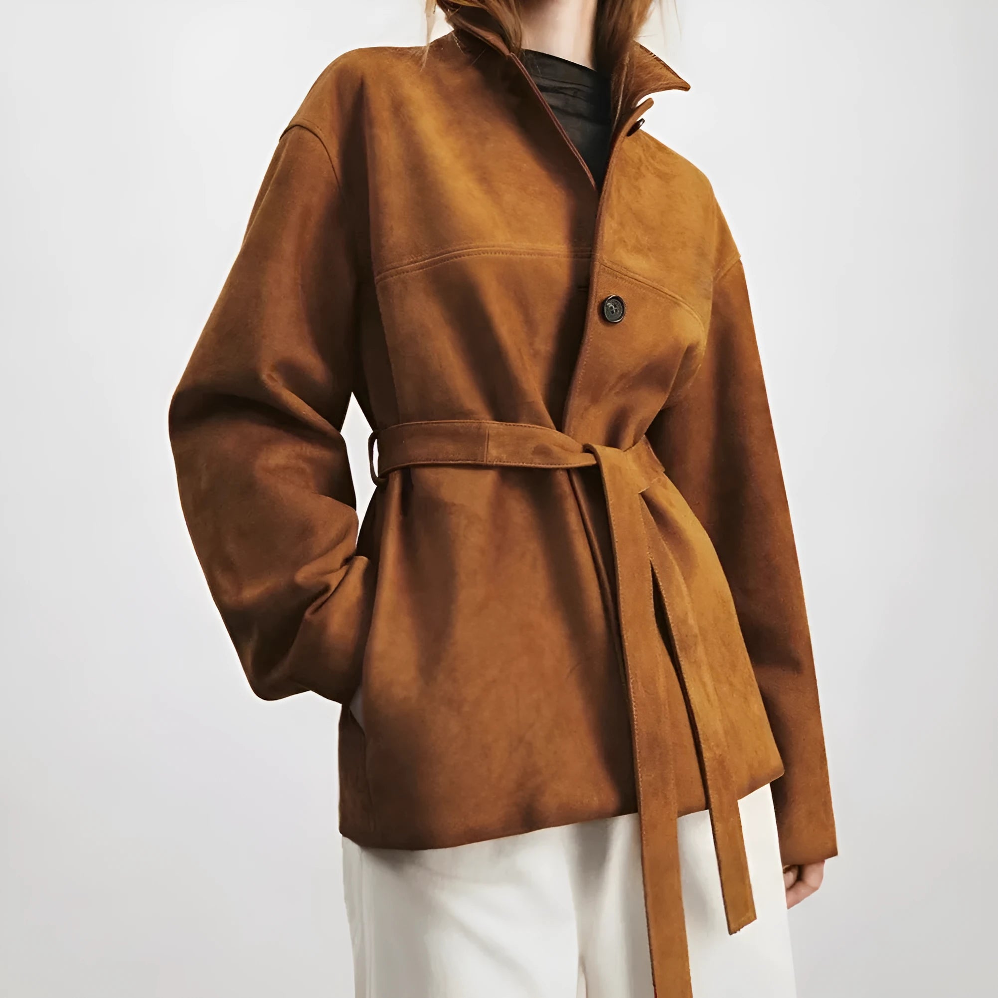 Mid-length loose-fit cashmere coat with a Peter Pan collar and leather stitching in Caramel Mocha colour.