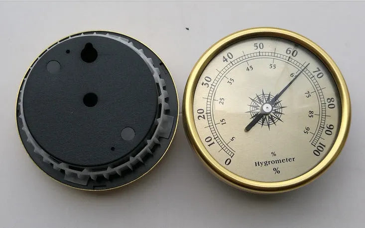 Analogue thermometer and hygrometer with aluminium ring and dial for home use