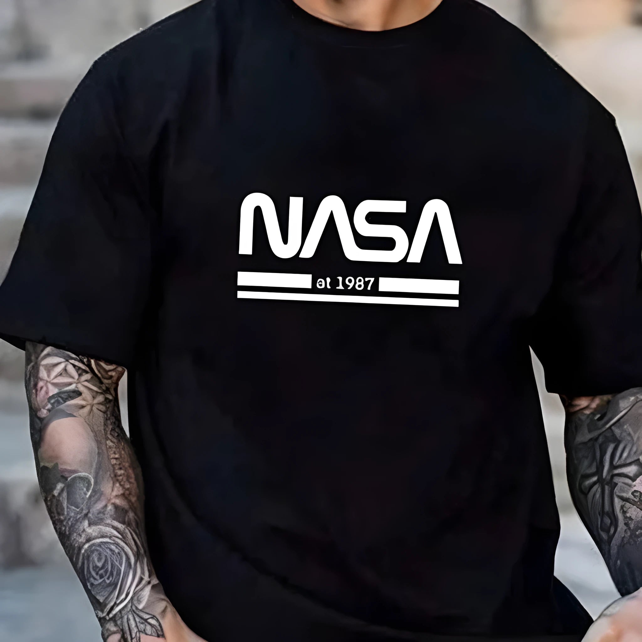 Men's slim-fit short sleeve cotton t-shirt in solid colour with straight cut design