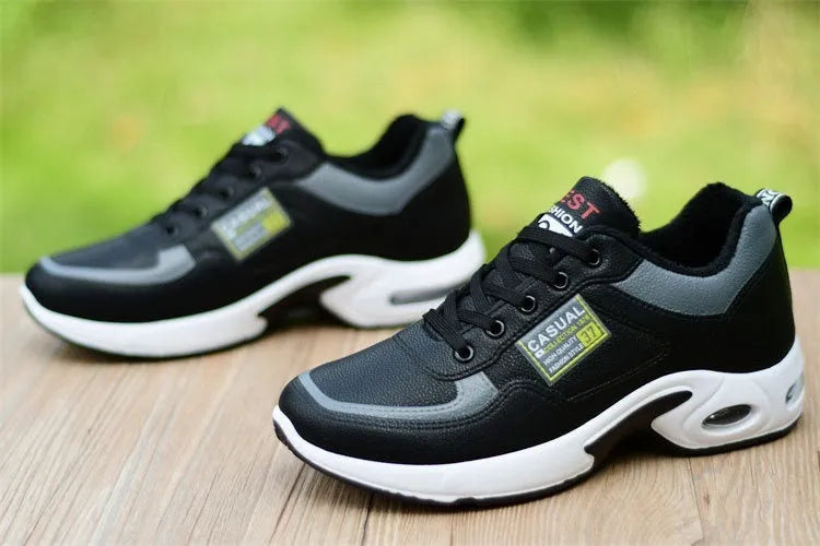 Men's waterproof leather casual running shoes in black with vulcanised rubber sole and lace-up closure