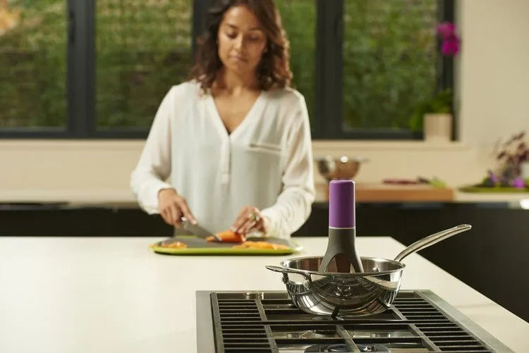 Uutensil Stirr automatic cooking mixer device in green or grey colour for sauces and soups
