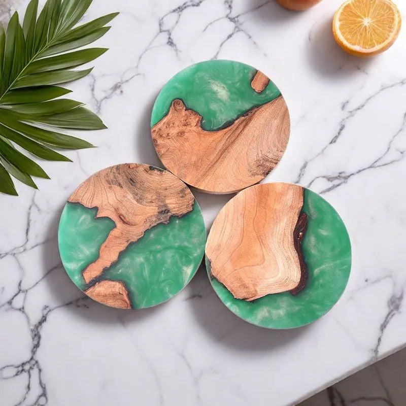 Wooden coaster with heat-insulating resin top in round green, black, or square black options.