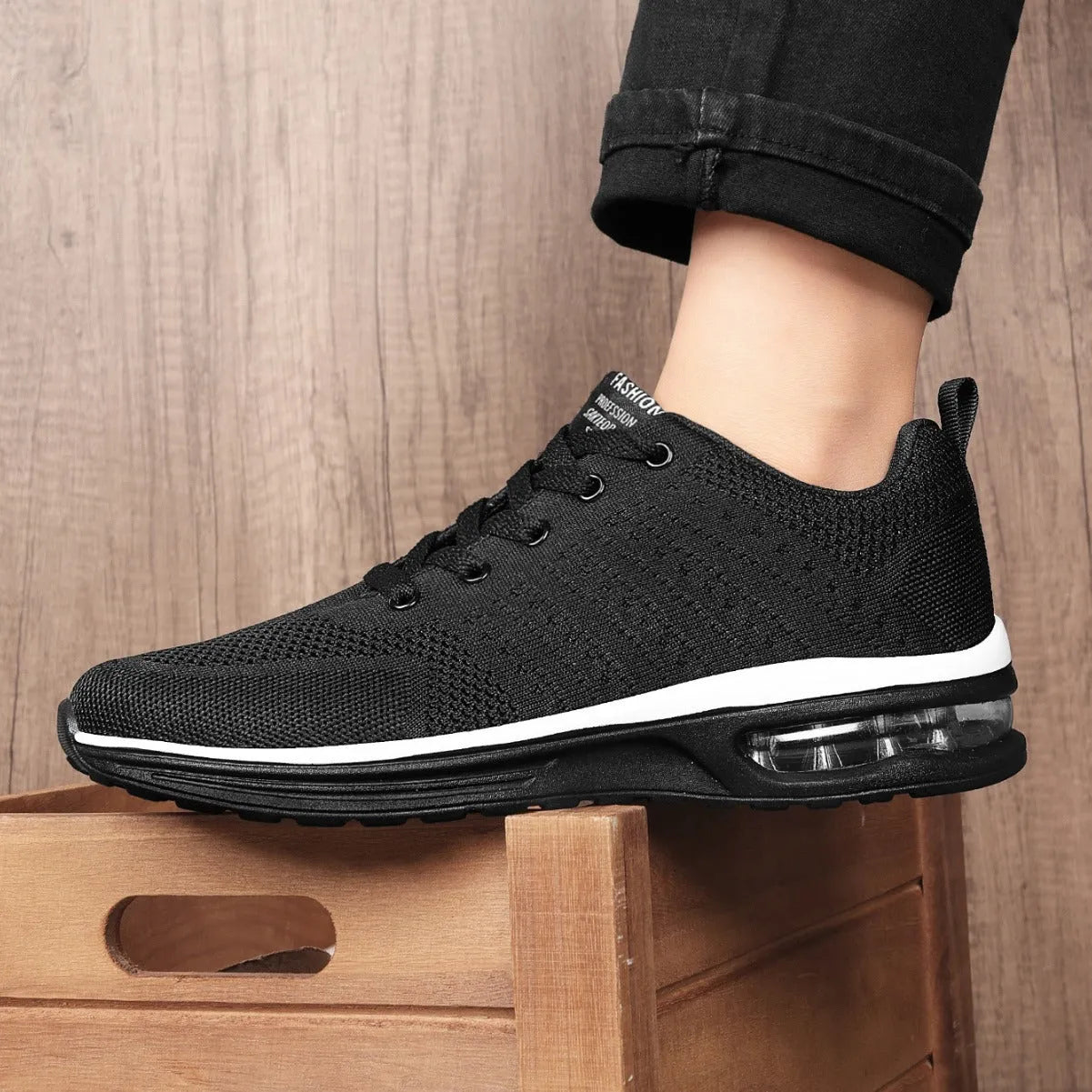 Casual Flyknit running shoes with mesh upper and round-toe design