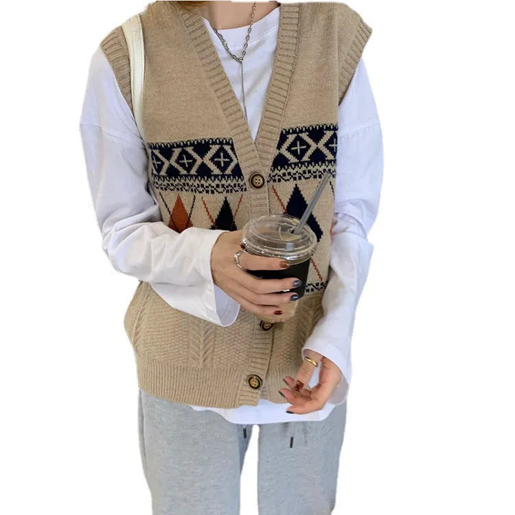 Sleeveless cardigan with diamond plaid pattern in khaki colour, loose fit.