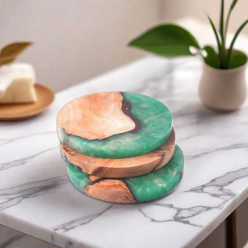 Wooden coaster with heat-insulating resin top in round green, black, or square black options.