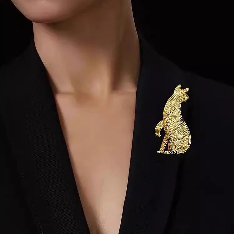 Retro alloy leopard brooch pin for women, 7.0 x 3.7 cm, Retro Gold finish, electroplated surface