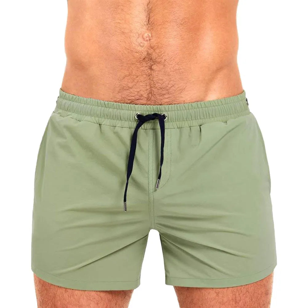 Men's mesh-lined swimming shorts in solid colours for sports and fitness activities