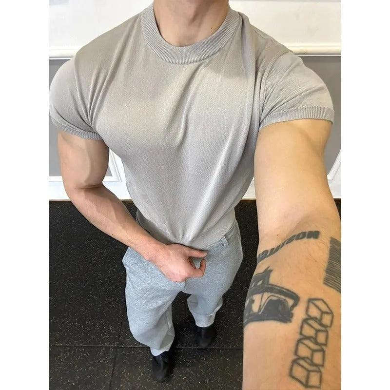 Men's slim fit knitted T-shirt with muscle-showing design and thread cuff-closing on short sleeves