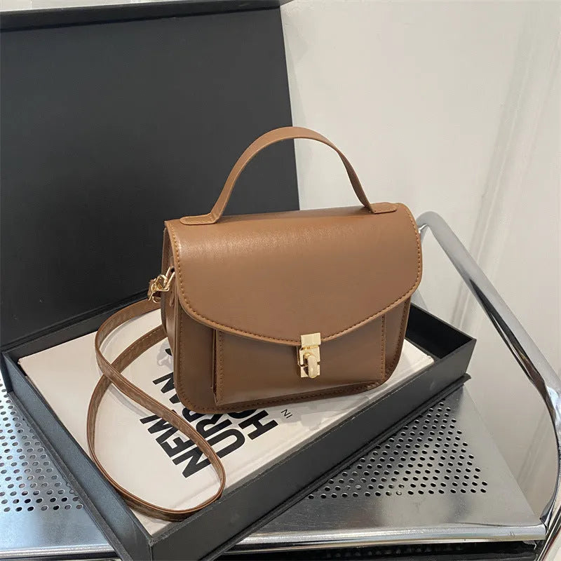 Retro style shoulder messenger bag in PU leather with sandwich pockets and document organisation