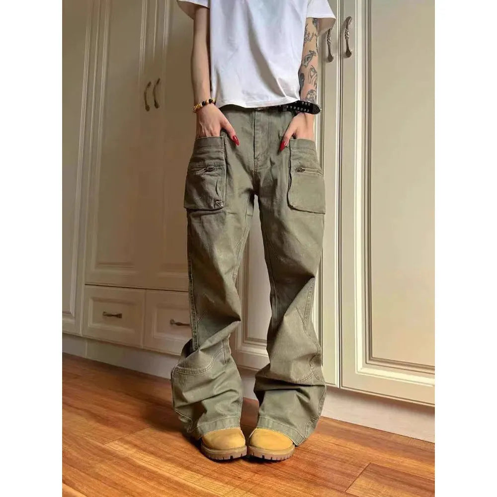 Green cotton casual pants with double zipper and pockets on a mid waist.