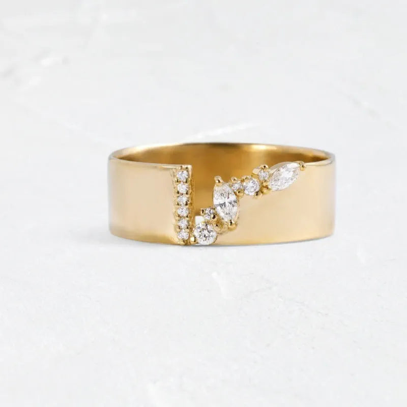 Women's gold-coloured ring with a shining zircon stone on a copper band.