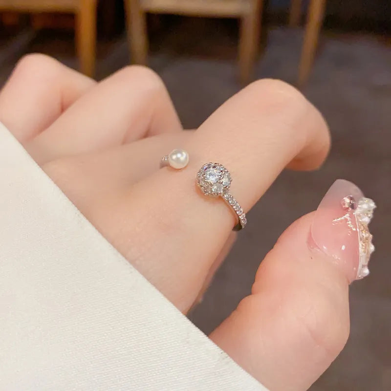 Open-end pearl ring with round zircon stone in gold or silver with geometric shape