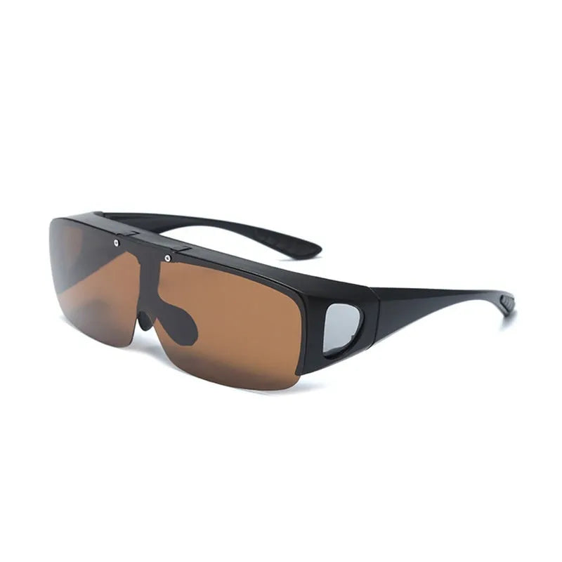 A pair of sporty one-piece polarised sunglasses for myopia, suitable for cycling and mountain climbing.