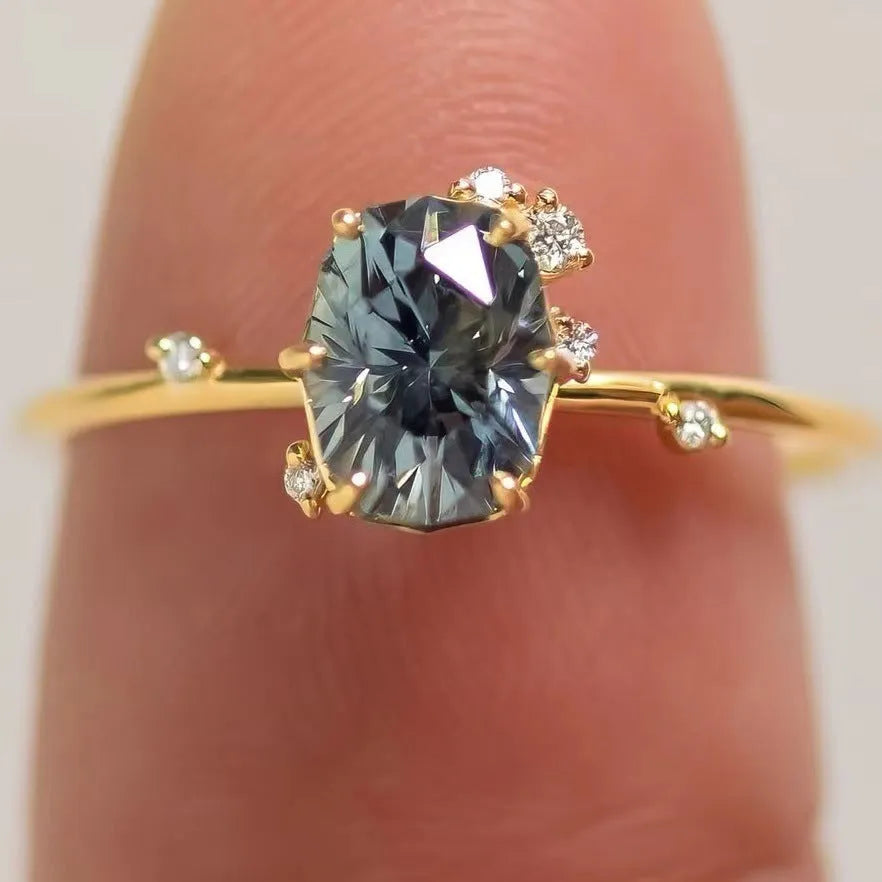 Gold-plated women's fashion ring with green zircon stone in flower-shaped setting