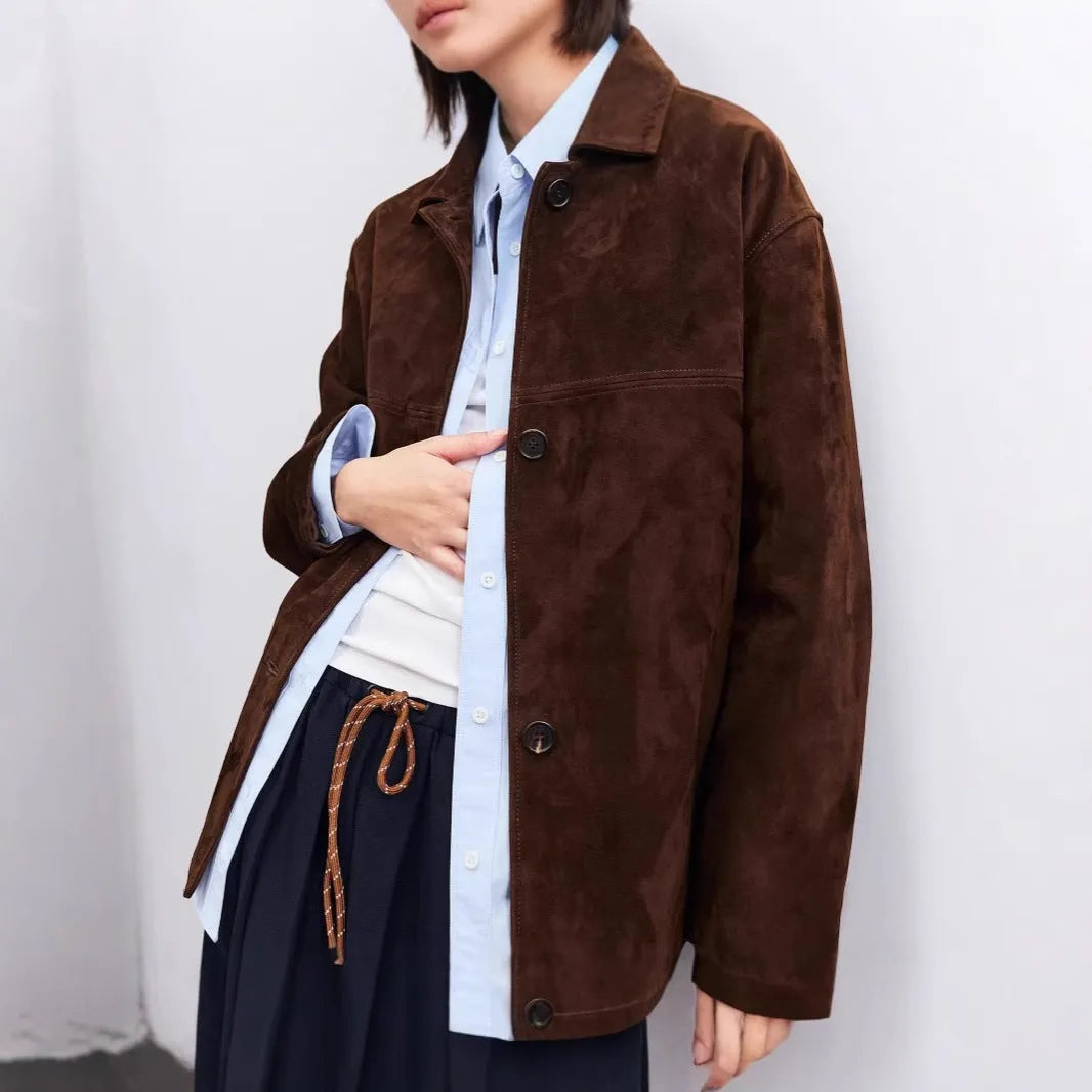 Mid-length loose-fit cashmere coat with a Peter Pan collar and leather stitching in Caramel Mocha colour.