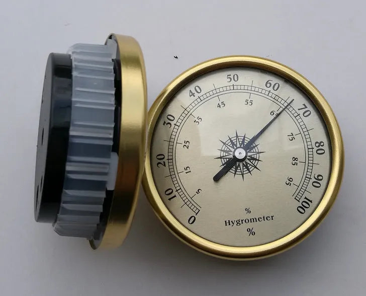 Analogue thermometer and hygrometer with aluminium ring and dial for home use