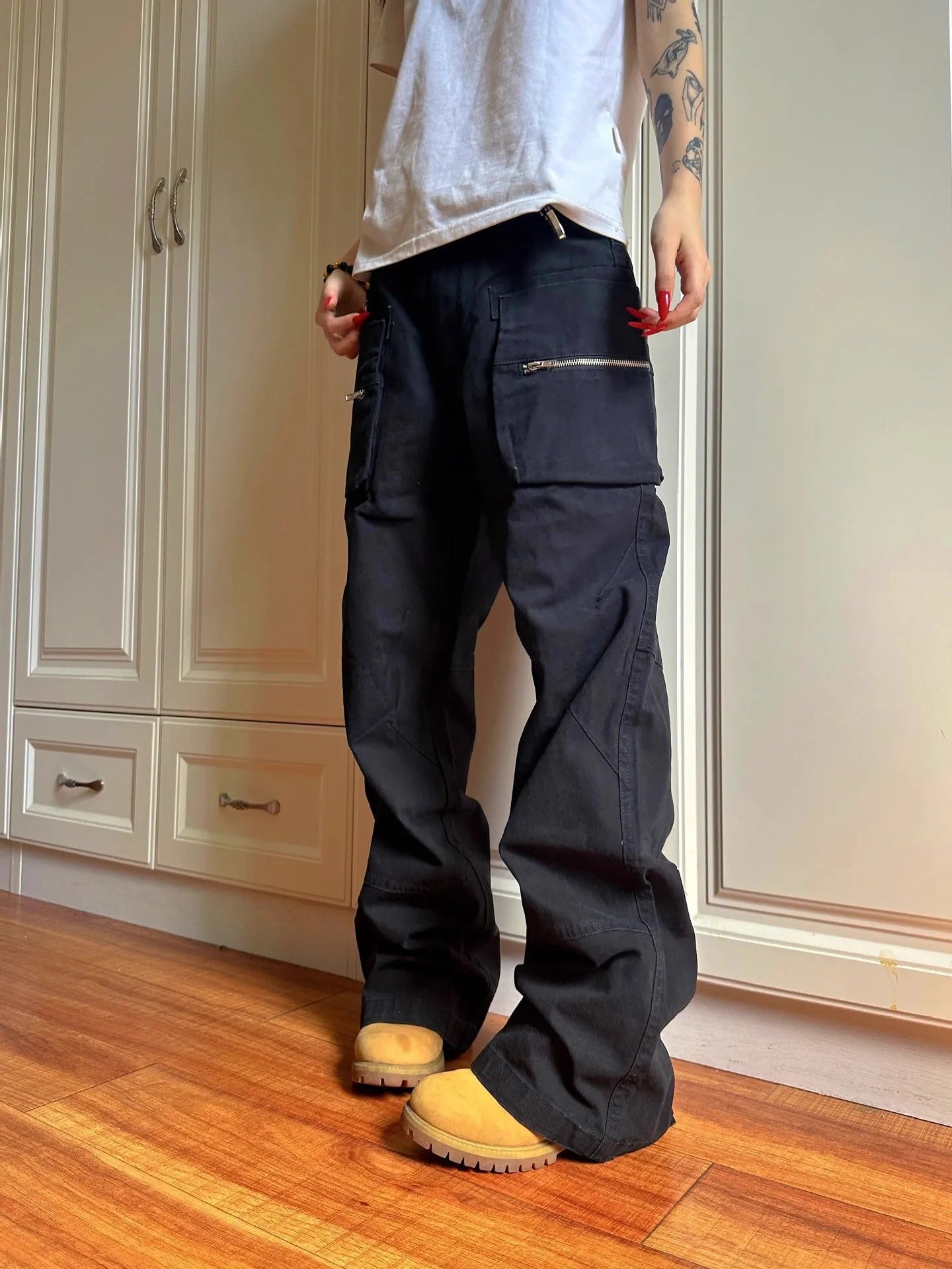 Green cotton casual pants with double zipper and pockets on a mid waist.