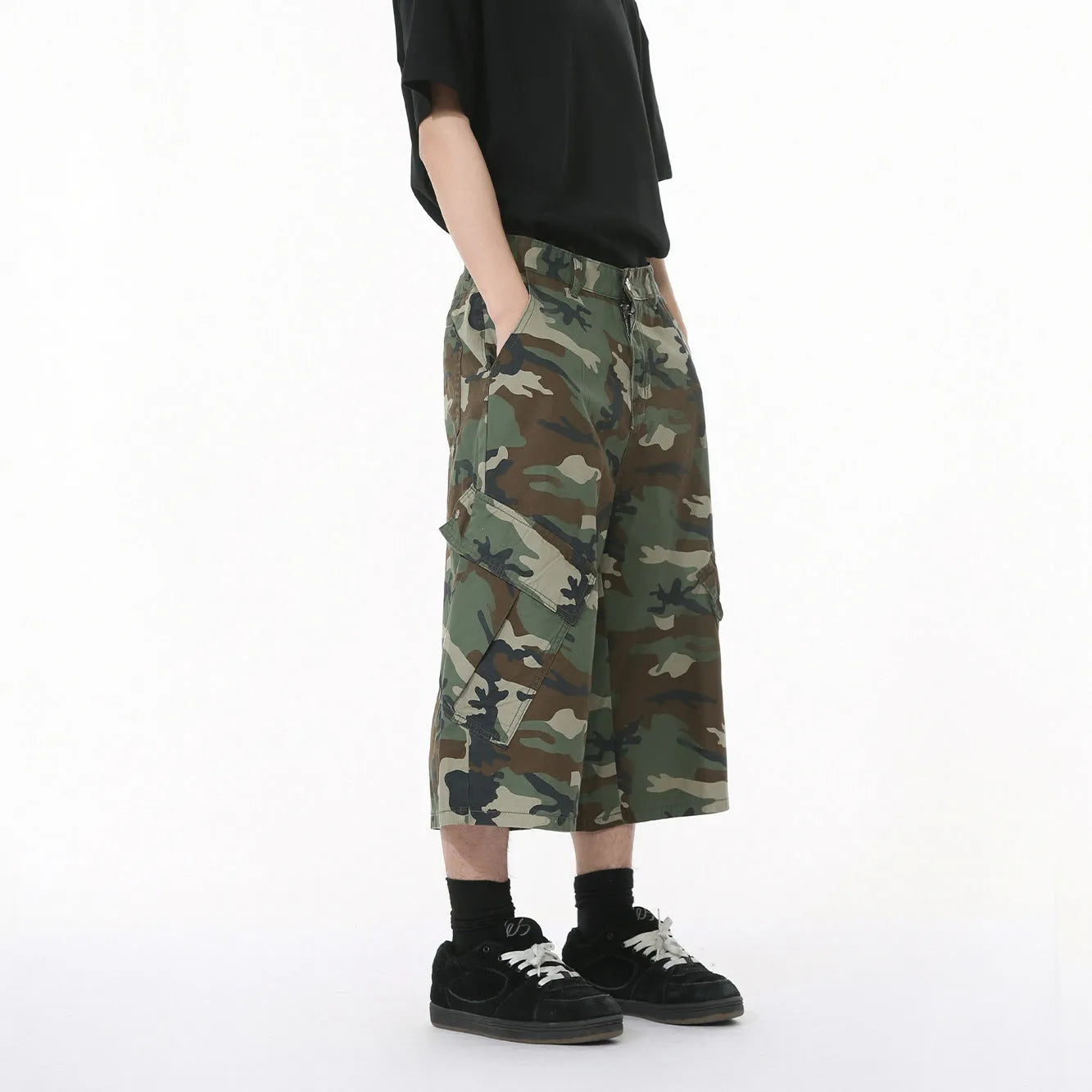 Men's camouflage cotton trousers with wide leg loose fit and American side stitching detail