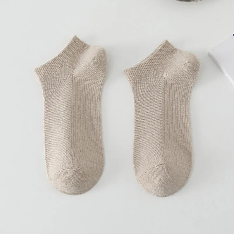 Men's low-cut polyester boat socks in solid colours with sweat-absorbing properties