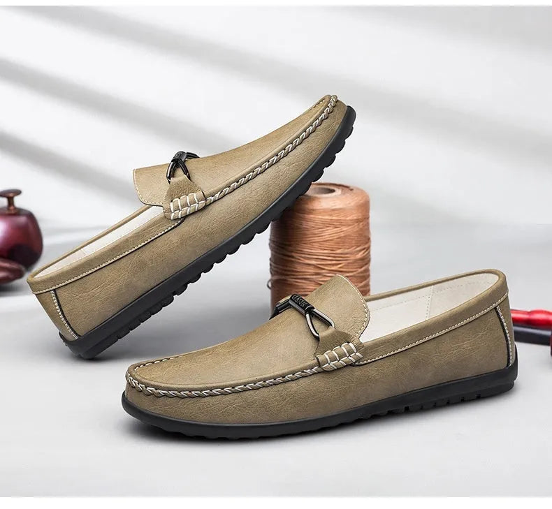 Breathable soft bottom slip-on casual shoes in solid colour with two-layer cowhide upper and rubber sole