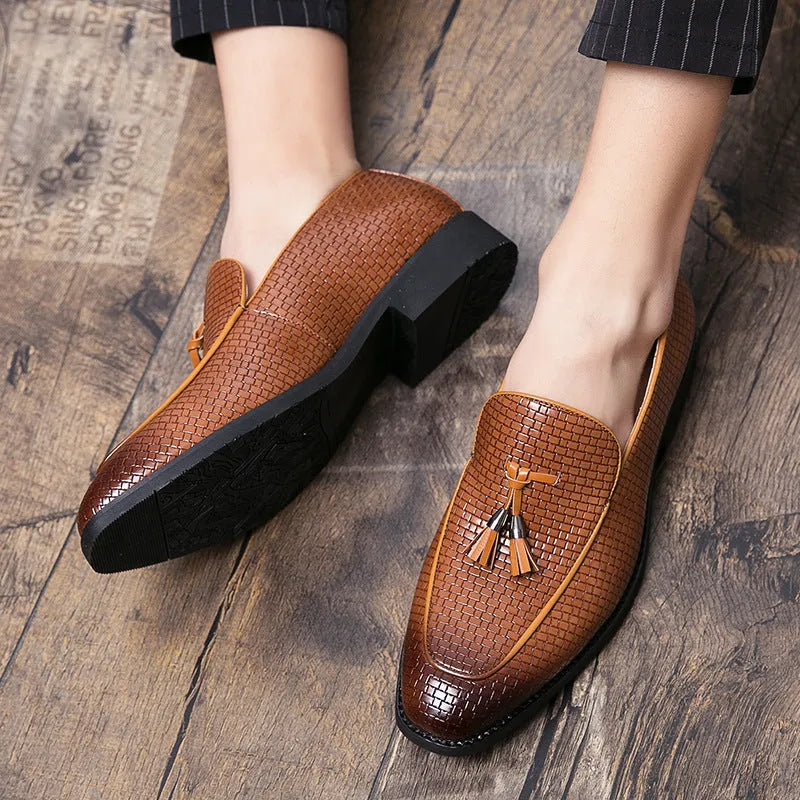 Men's black pointed-toe slip-on shoes with a tassel detail on the low-top PU upper.