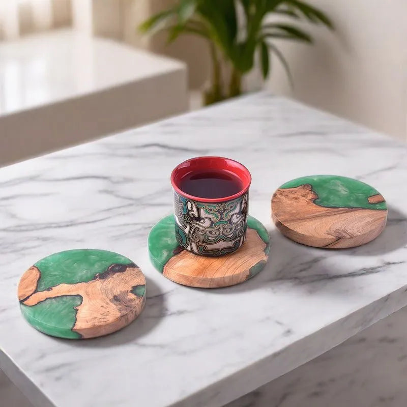 Wooden coaster with heat-insulating resin top in round green, black, or square black options.